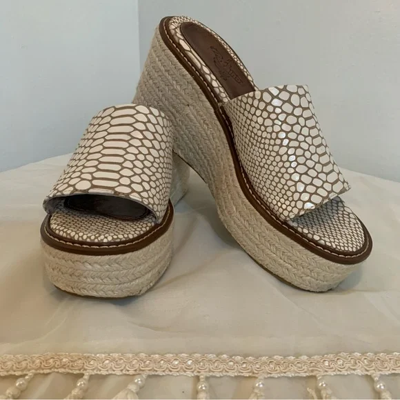 Freebird Miami Sandals - Picture 2 of 12